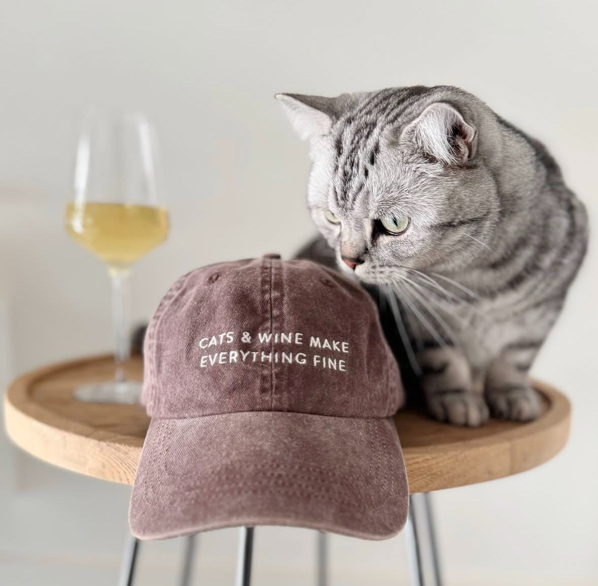 Hnědá džínová čepice - Cats & Wine Make Everything Fine