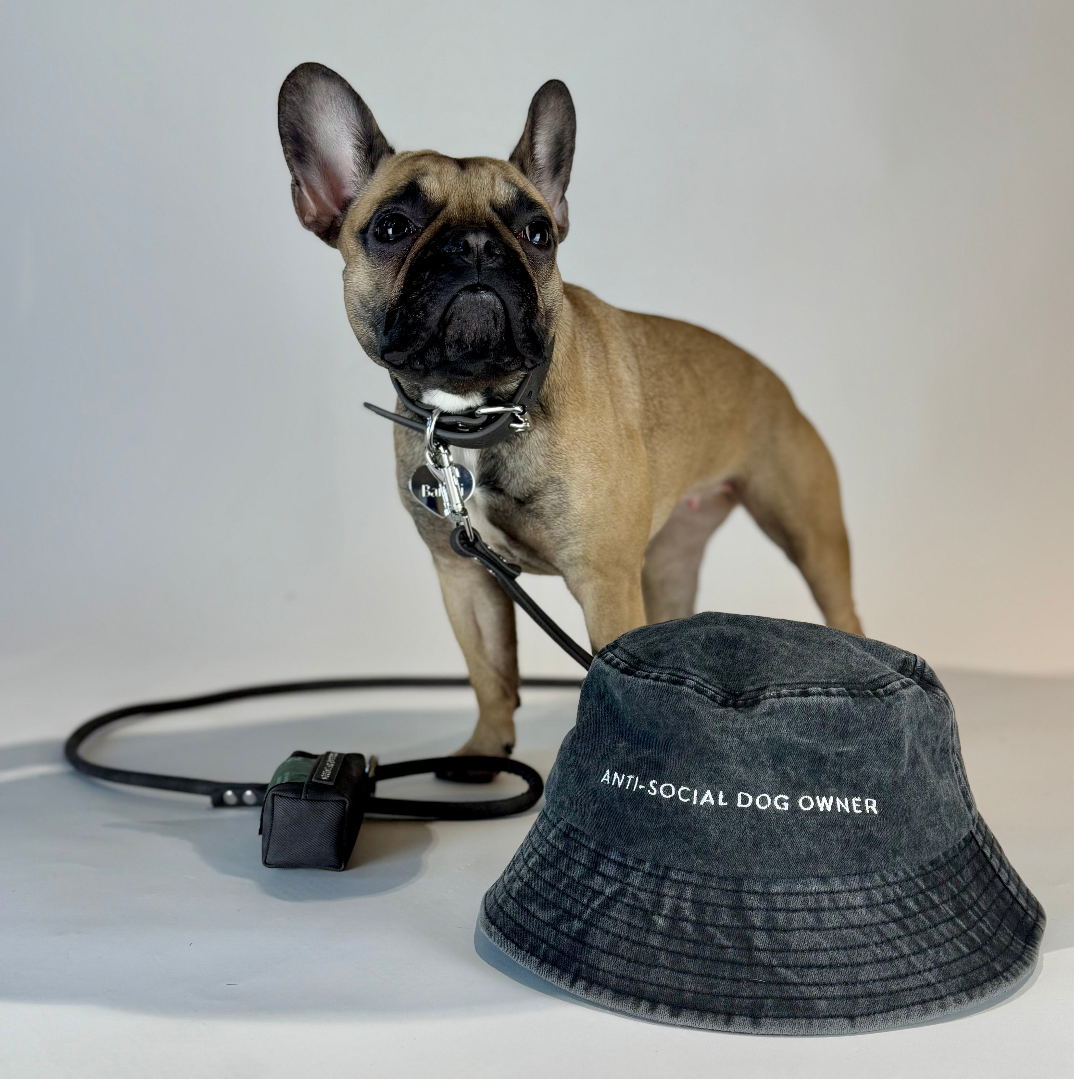 Černá džínová kbelíková čepice - Anti-Social Dog Owner