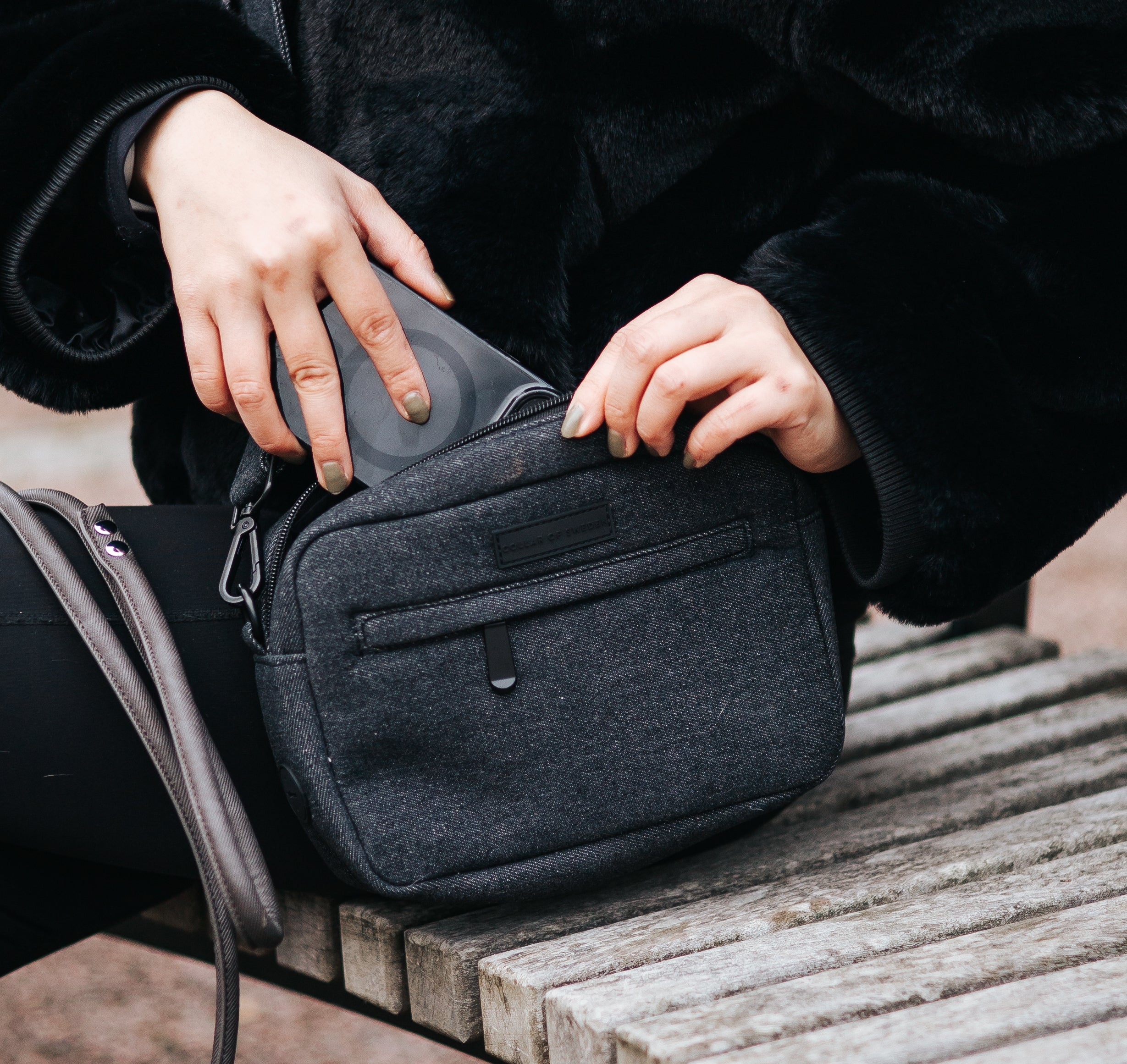 Černá džínová taška na venčení psů - Crossbody