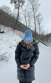 Modrá vlněná čepice - Štěňata před lidmi