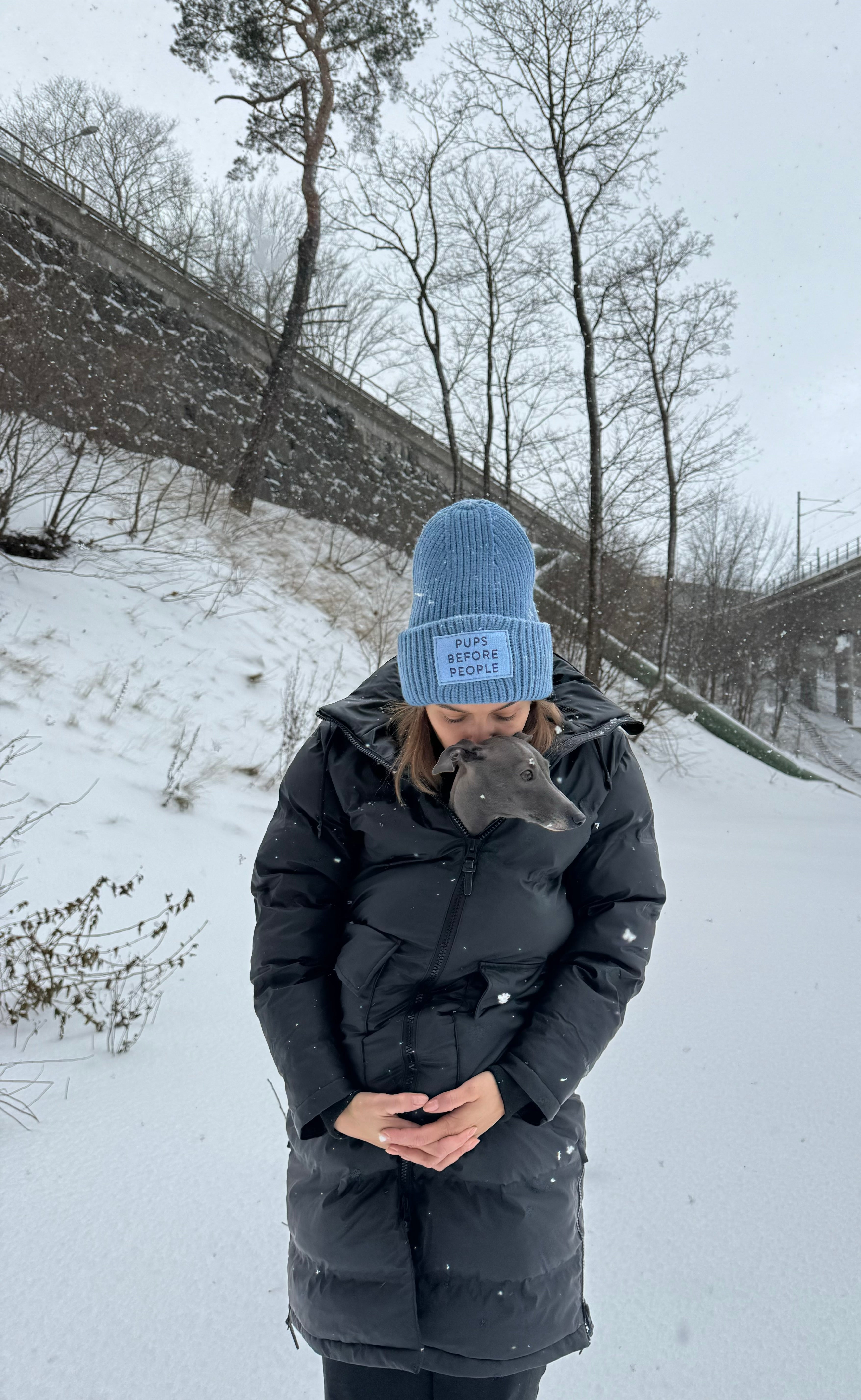 Modrá vlněná čepice - Štěňata před lidmi