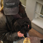 Černá džínová čepice - Dogs & Wine Make Everything Fine 