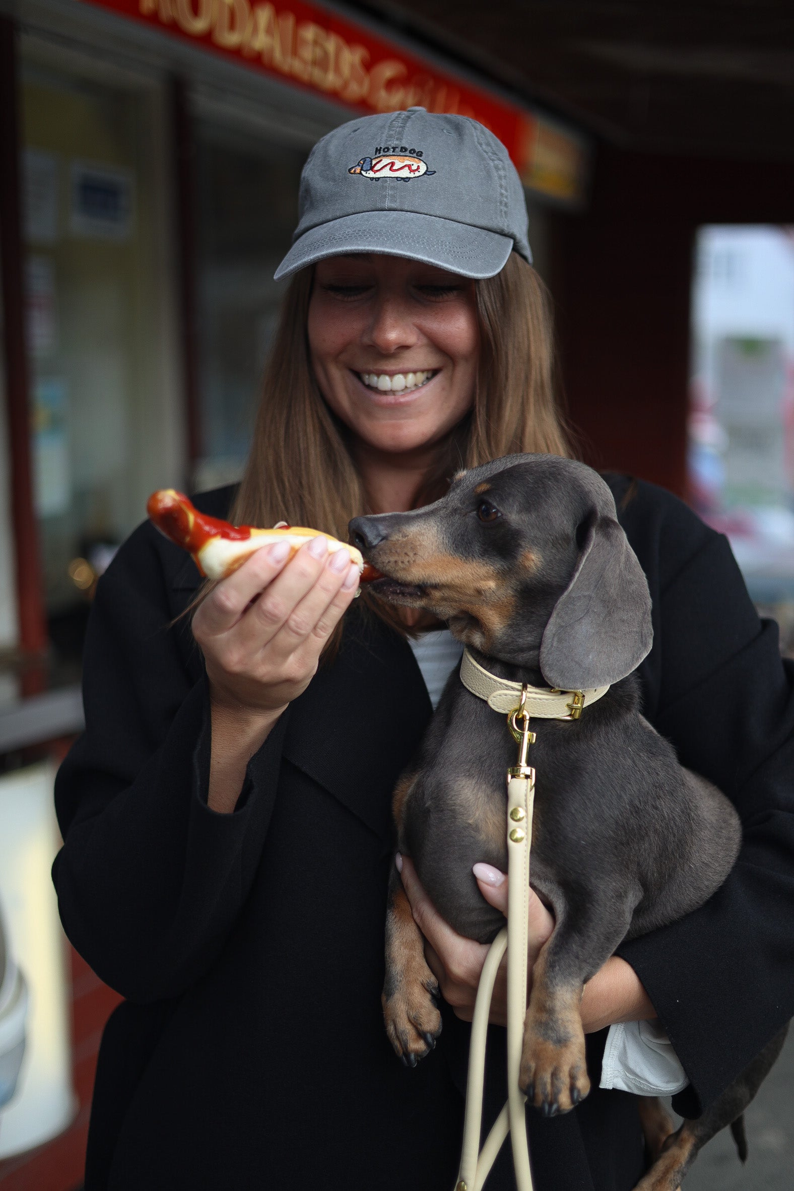 Šedá džínová čepice - Hot Dog
